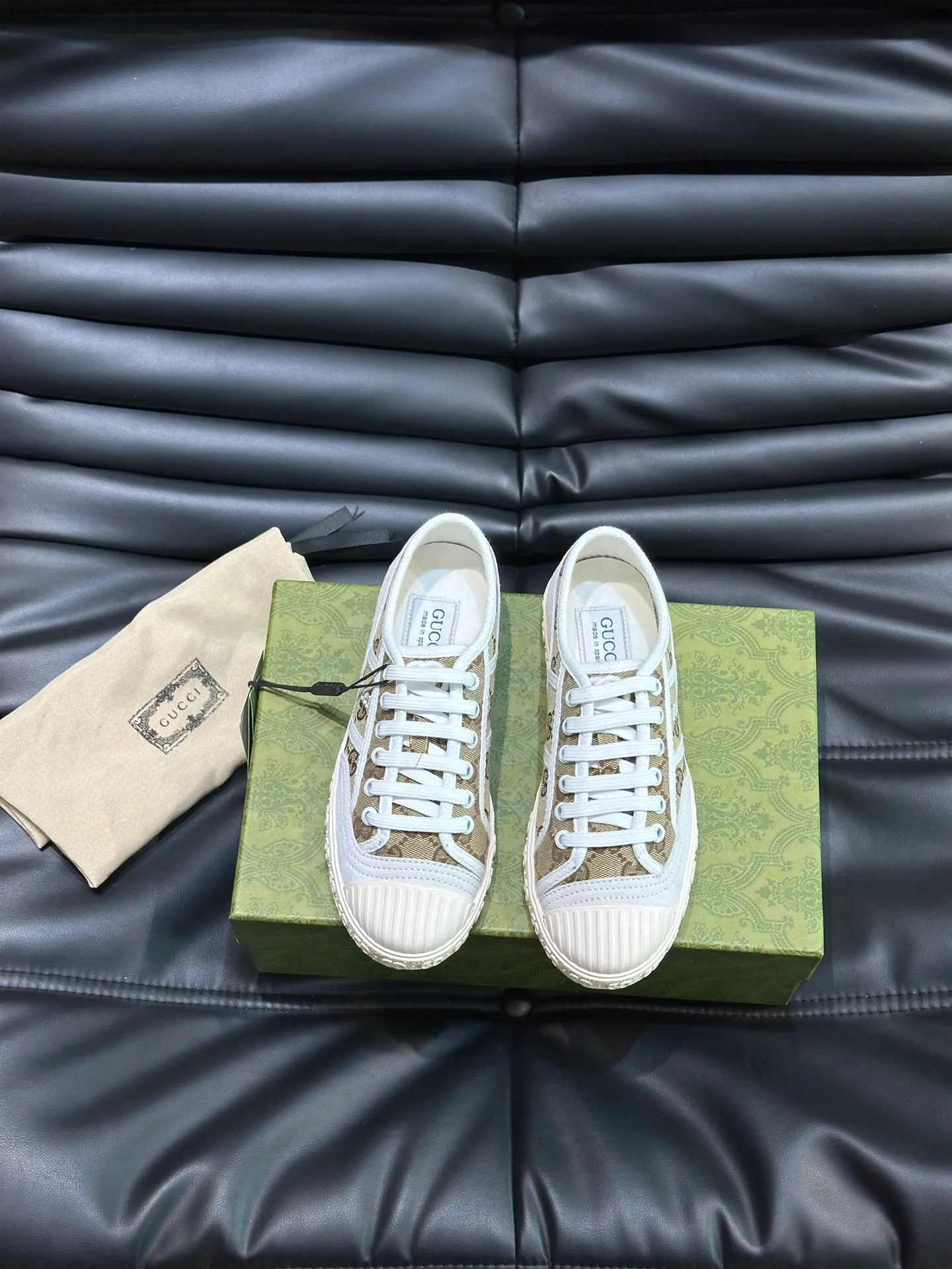 Men's shoes 💰p380 "GUCC*" Couple style 👫 lace-up canvas sneakers, crafted from light blue GG denim fabric, showing uniqueness. Classic details such as the GG printed embossed outsole, interlocking G and "Gucci" embroidery add to the glamorous style. Privately-made T men's shoes 💰pU original outsole, with exquisite details, impeccable fit, and a flat toe that has a retro feel! Customized canvas, classic double G logo, and the spring and summer color combinations are also very interesting! Size: Female 35-39. Male 38-44
